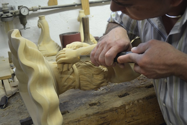 Appendiabiti in legno massello di tiglio e lavorazione artigianale.